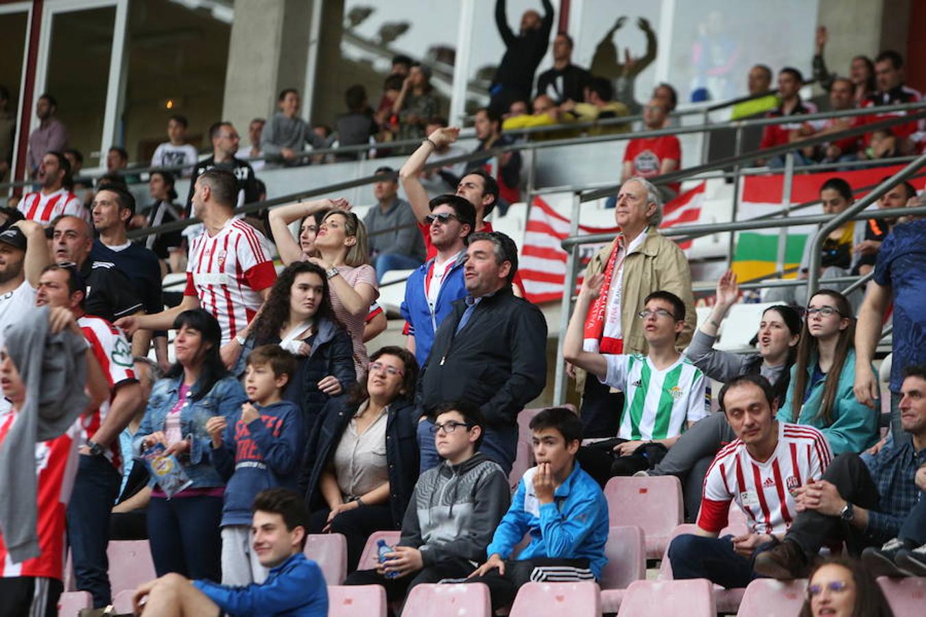 La UDL perdió ayer cualquier opción de colarse entre el cuarteto de elegidos para disputar el play off de ascenso a Segunda división tras perder en Las Gaunas (1-2) ante un potente Sporting en un partido en el que sobró la polémica.