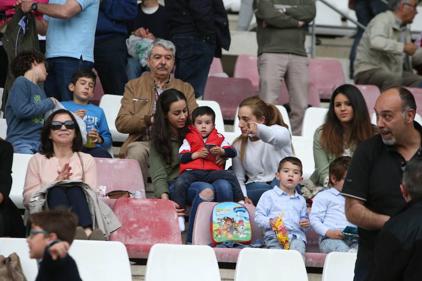 La UDL perdió ayer cualquier opción de colarse entre el cuarteto de elegidos para disputar el play off de ascenso a Segunda división tras perder en Las Gaunas (1-2) ante un potente Sporting en un partido en el que sobró la polémica.
