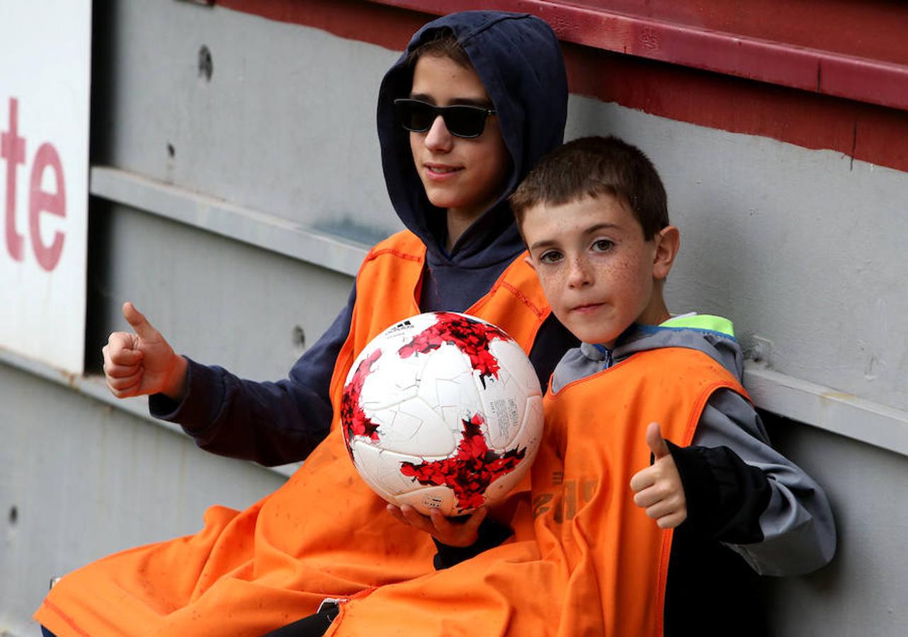 La UDL perdió ayer cualquier opción de colarse entre el cuarteto de elegidos para disputar el play off de ascenso a Segunda división tras perder en Las Gaunas (1-2) ante un potente Sporting en un partido en el que sobró la polémica.