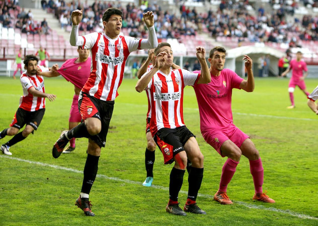 La UDL perdió ayer cualquier opción de colarse entre el cuarteto de elegidos para disputar el play off de ascenso a Segunda división tras perder en Las Gaunas (1-2) ante un potente Sporting en un partido en el que sobró la polémica.