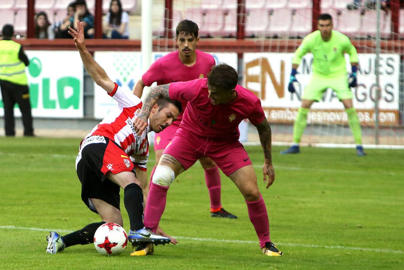 La UDL perdió ayer cualquier opción de colarse entre el cuarteto de elegidos para disputar el play off de ascenso a Segunda división tras perder en Las Gaunas (1-2) ante un potente Sporting en un partido en el que sobró la polémica.