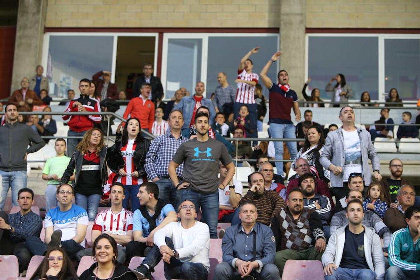 La UDL perdió ayer cualquier opción de colarse entre el cuarteto de elegidos para disputar el play off de ascenso a Segunda división tras perder en Las Gaunas (1-2) ante un potente Sporting en un partido en el que sobró la polémica.