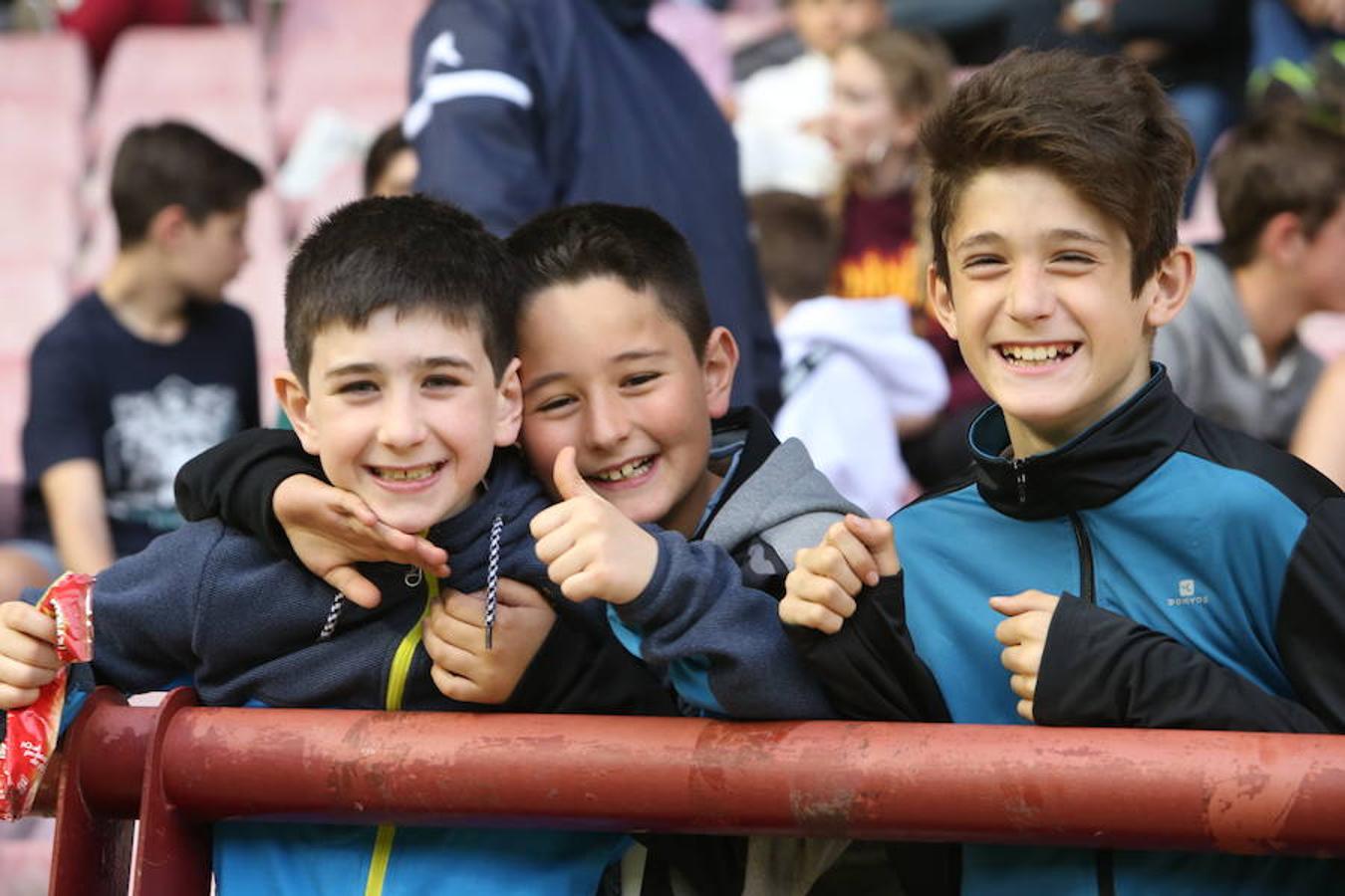 La UDL perdió ayer cualquier opción de colarse entre el cuarteto de elegidos para disputar el play off de ascenso a Segunda división tras perder en Las Gaunas (1-2) ante un potente Sporting en un partido en el que sobró la polémica.