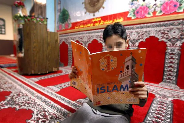 Un niño recibiendo una clase de Islam en una mezquita de Logroño, en una imagen de archivo. :: justo rodríguez