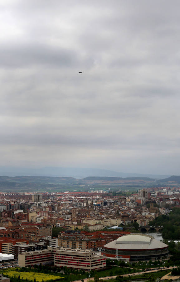 Un F-18 del Ejército español ha realizado eta mañana varias pasadas sobre Logroño con el fin de ajustar los intervalos temporales cuando pasen en formación sobre la capital riojana el día de las Fuerzas Armadas. 