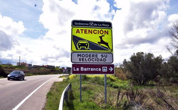 Señales informativas instaladas en la carretera que marcan la ubicación del cementerio de La Barranca. 