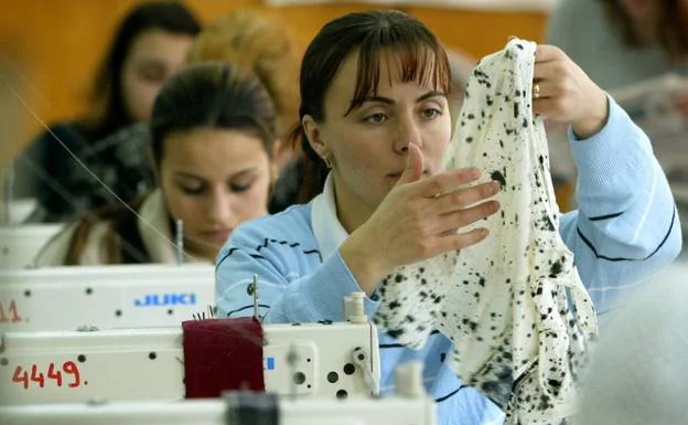 Mujeres rumanas trabajan en una fábrica textil ubicada en Bucarest. 