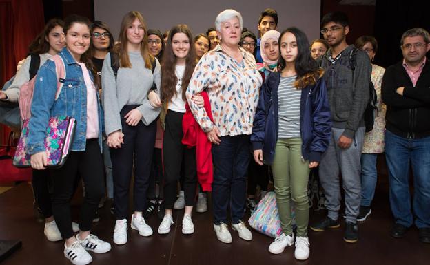 Marisol Chávarri, rodeada de alumnos que han acudido a su charla sobre cómo vivió el asesinato de su padre a manos de ETA. 