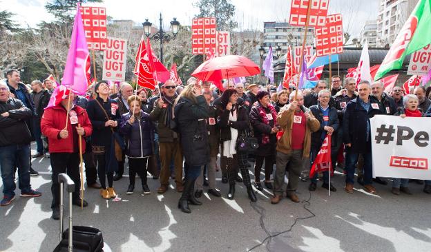 Imagen de la concentración protagonizada por pensionistas riojanos en Logroño el pasado 15 de marzo. :: sonia tercero