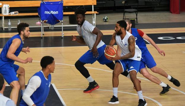 Phillip juega el balón en
ataque, en el entrenamiento
de ayer del Clavijo.
:: miguel herreros
