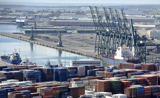 Contenedores de mercancias en el puerto.