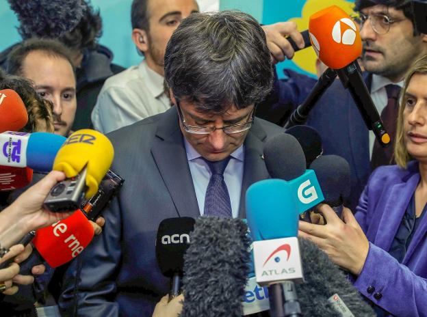 Puigdemont atiende a los medios de comunicación el pasado enero en Bruselas. :: YVES HERMAN / reuters