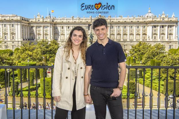 De postal. La pareja se despidió ayer de la prensa frente al Palacio Real de Madrid. Emprenderán viaje el miércoles hacia la capital lusa. :: tve