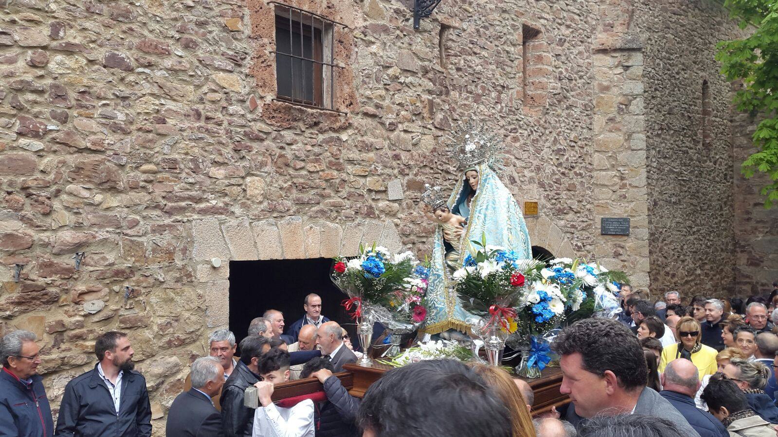 'Día grande' de las fiestas de San Marcos en Torrecilla en Cameros con la bajada de la patrona, la Virgen de Tómalos, hasta el pueblo.