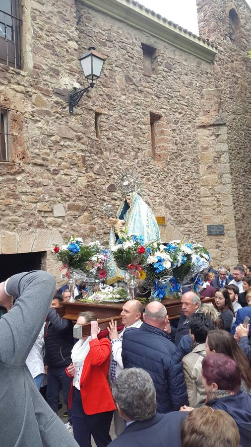 'Día grande' de las fiestas de San Marcos en Torrecilla en Cameros con la bajada de la patrona, la Virgen de Tómalos, hasta el pueblo.