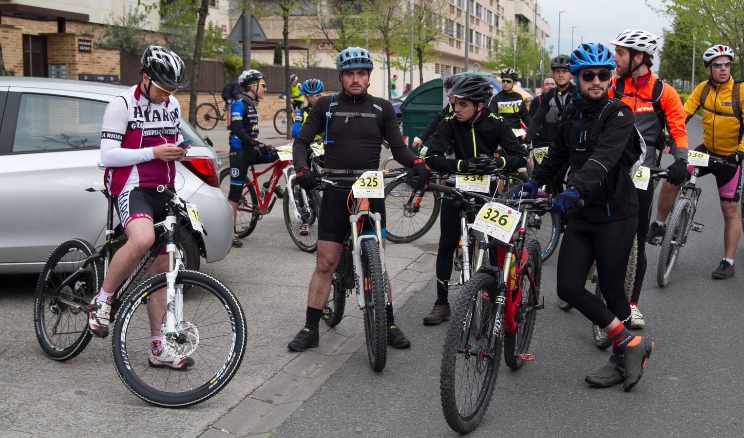 La lluvia no hizo acto de presencia; la temperatura era, incluso, buena para disfrutar de la bicicleta; y el paisaje es único y, además, anticipaba lo que será La Rioja Bike Race, que arrancará en unos días. Así fue la Marcha Solidaria Carlos Coloma con Coopera, que ayer vivió su sexta edición con el concurso de un pelotón que se acercó al medio millar de ciclistas. Los organizadores tenían la previsión de sumar 5.000 euros para apoyar un proyecto educativo en Senegal. Se ha superado, una vez más, la barrera y se demuestra, también una vez más, que el deporte siempre responde a la llamada.