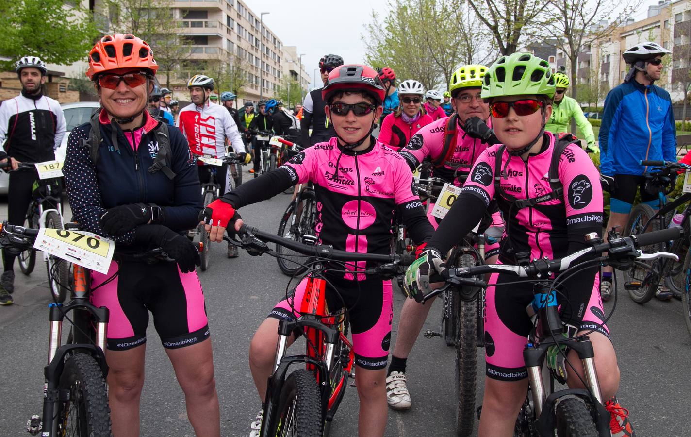 La lluvia no hizo acto de presencia; la temperatura era, incluso, buena para disfrutar de la bicicleta; y el paisaje es único y, además, anticipaba lo que será La Rioja Bike Race, que arrancará en unos días. Así fue la Marcha Solidaria Carlos Coloma con Coopera, que ayer vivió su sexta edición con el concurso de un pelotón que se acercó al medio millar de ciclistas. Los organizadores tenían la previsión de sumar 5.000 euros para apoyar un proyecto educativo en Senegal. Se ha superado, una vez más, la barrera y se demuestra, también una vez más, que el deporte siempre responde a la llamada.