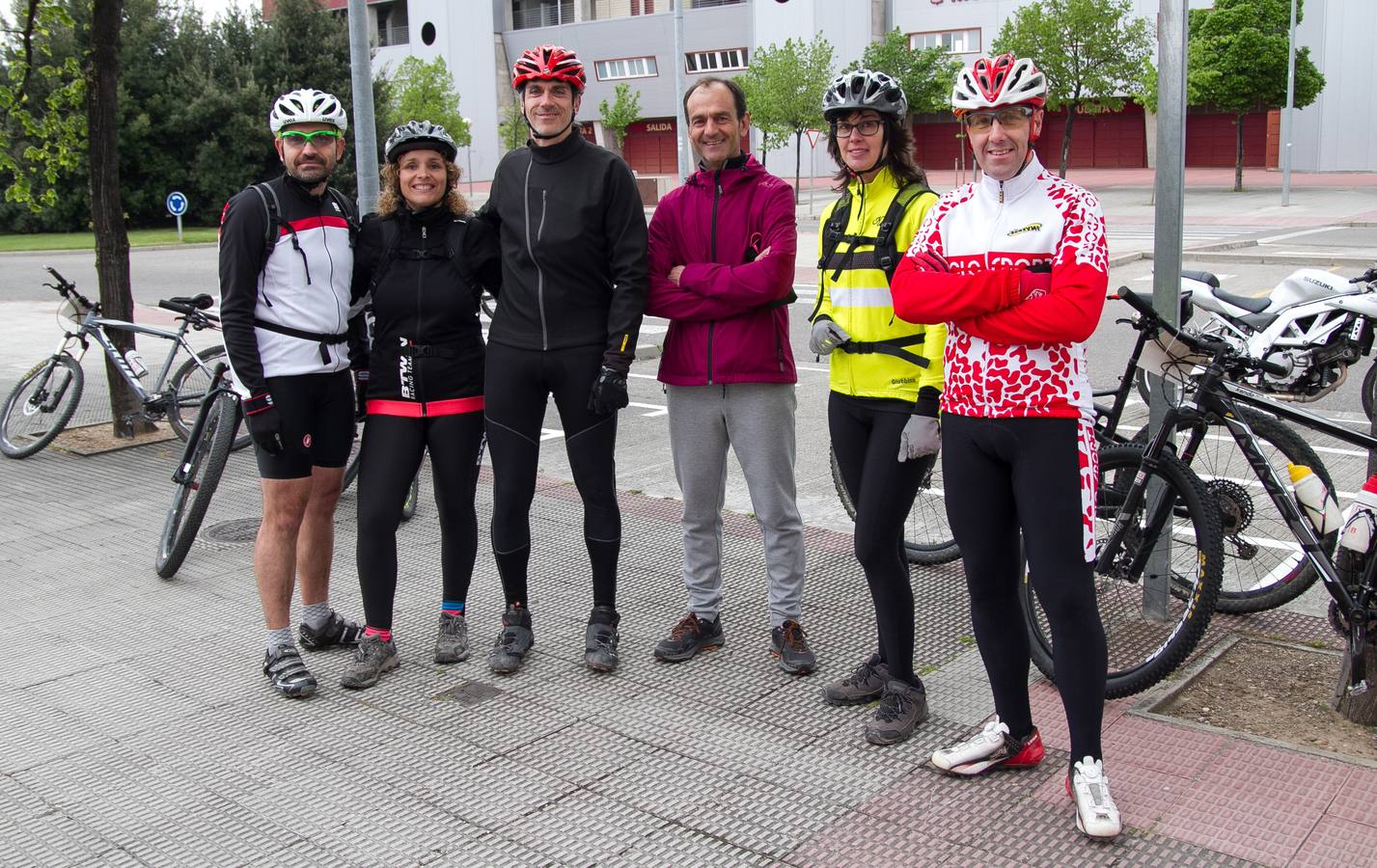 La lluvia no hizo acto de presencia; la temperatura era, incluso, buena para disfrutar de la bicicleta; y el paisaje es único y, además, anticipaba lo que será La Rioja Bike Race, que arrancará en unos días. Así fue la Marcha Solidaria Carlos Coloma con Coopera, que ayer vivió su sexta edición con el concurso de un pelotón que se acercó al medio millar de ciclistas. Los organizadores tenían la previsión de sumar 5.000 euros para apoyar un proyecto educativo en Senegal. Se ha superado, una vez más, la barrera y se demuestra, también una vez más, que el deporte siempre responde a la llamada.