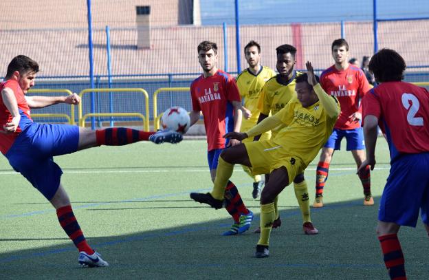 Un jugador del Vianés golpea el balón, en el partido que jugó y ganó ayer en Yagüe . :: miguel herreros