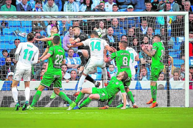 El portero del Leganés Cuéllar intenta despejar de puños el balón. :: efe