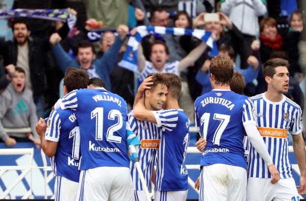 Los jugadores de la Real Sociedad celebran uno de los goles. :: efe