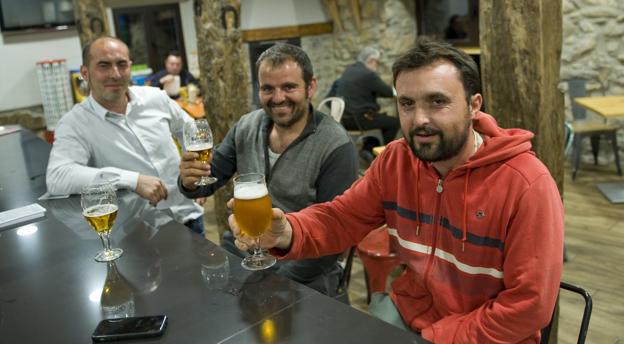 Enrique Serrano (dcha.), en el bar de la Herradura, donde se juntan al atardecer. :: Miguel herreros