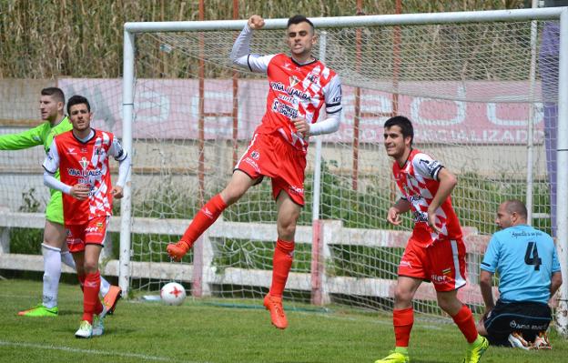 Rubén celebra el primer gol del Varea. :: s.m.