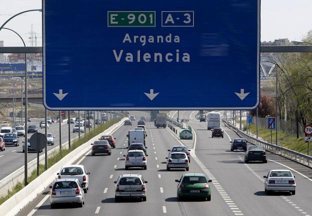 Tráfico a la salida de Madrid en la carretera que se dirige a Levante. :: L.R.M