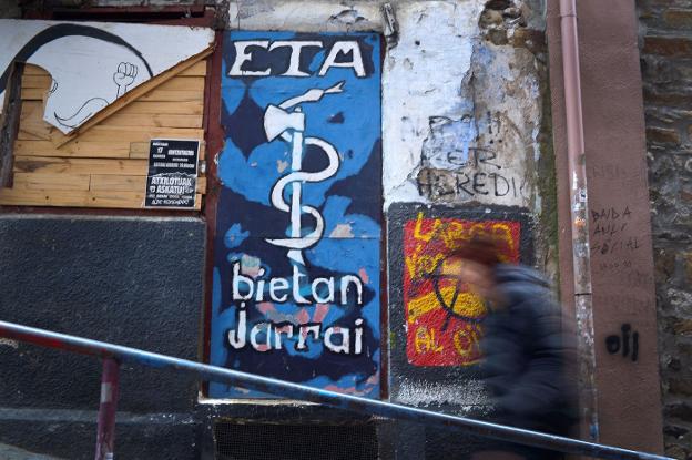 Un emblema de ETA en una de las calles de la localidad vizcaína de Bermeo. :: Vincent West / Reuters