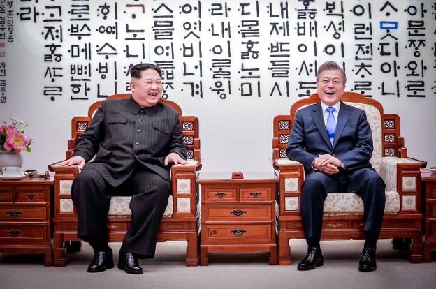 El buen talante que Kim y Moon mostraron en la cumbre intercoreana de Panmunjom se ha prolongado a los días posteriores. :: afp