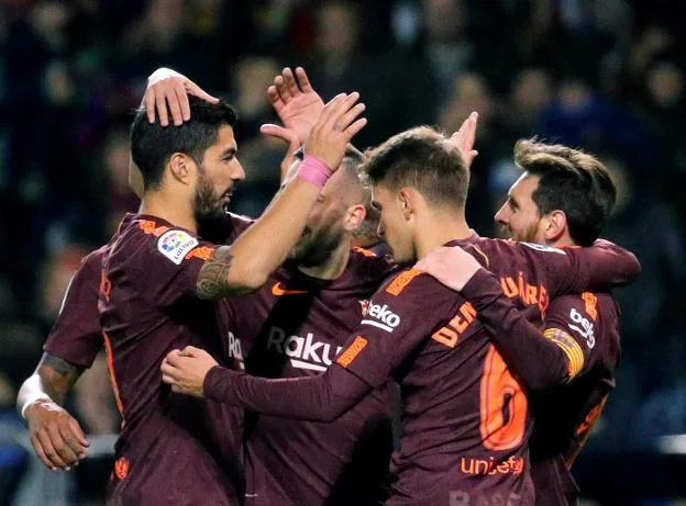 Luis Suárez, Jordi Alba, Denis Suárez y Leo Messi celebran el tercero de los goles que el argentino marcó ayer al Deportivo. :: Efe
