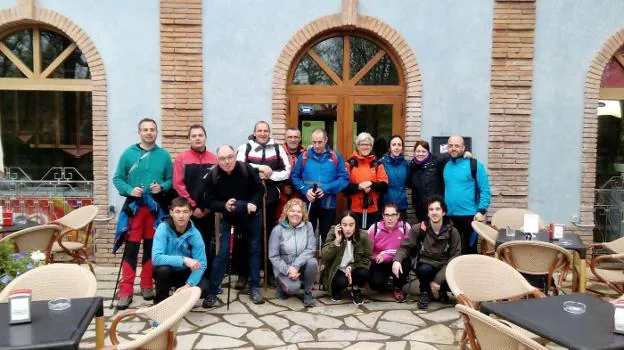 Un descanso de los 16 romeros que hicieron el camino a pie. 