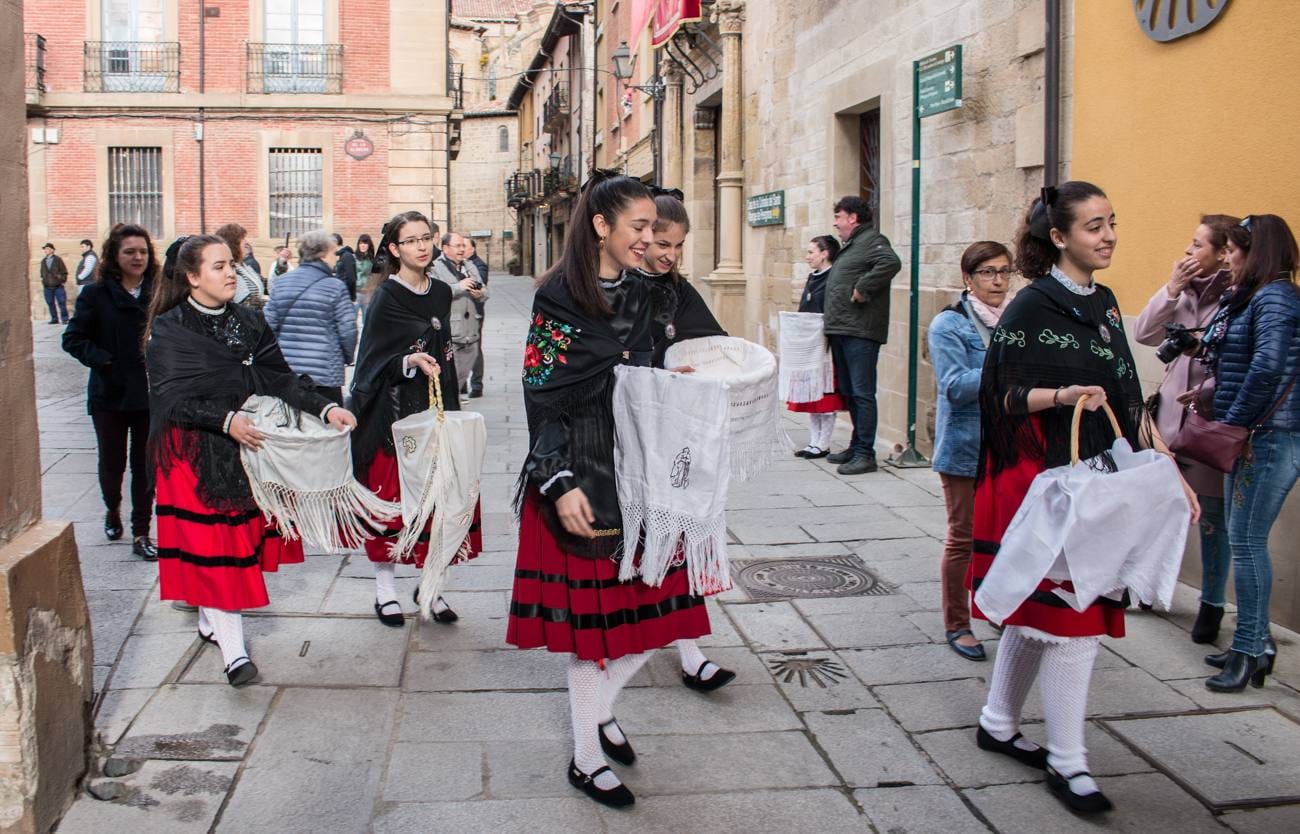 Santo Domingo de la Calzada ha repartido hoy el 'pan del Santo' por todos los domicilios de la localidad y de otras vinculadas a ella por las tradiciones locales. El pregón de fiestas, las 'vueltas del Santo' y la Novena han sido otros actos de esta jornada, que encarrila a la ciudad hacia el inicio oficial de sus fiestas, el 10 de mayo.