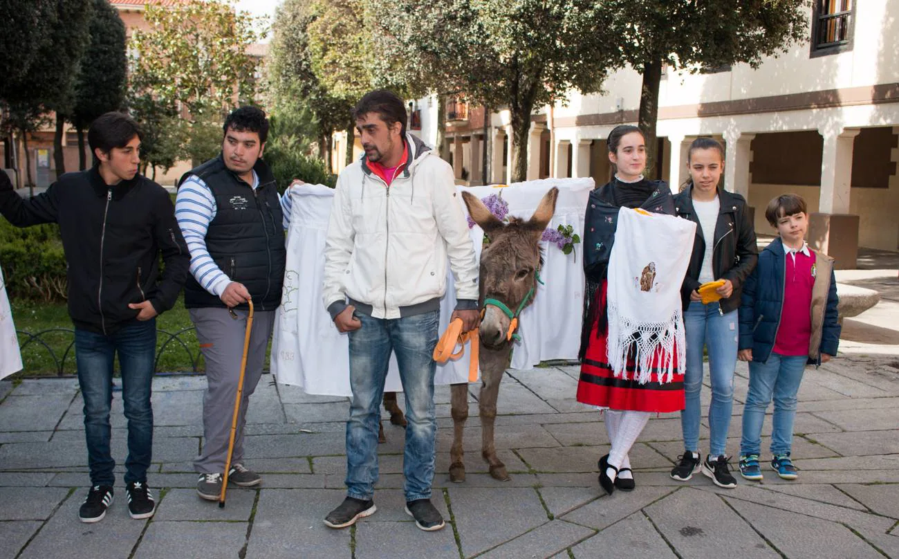 Santo Domingo de la Calzada ha repartido hoy el 'pan del Santo' por todos los domicilios de la localidad y de otras vinculadas a ella por las tradiciones locales. El pregón de fiestas, las 'vueltas del Santo' y la Novena han sido otros actos de esta jornada, que encarrila a la ciudad hacia el inicio oficial de sus fiestas, el 10 de mayo.