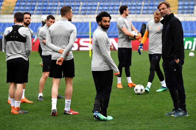 Salah, junto a Klopp, volverá hoy a Roma. :: afp