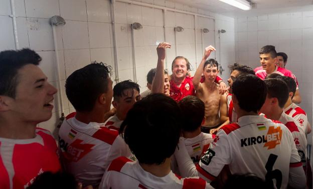 El equipo cadete de la UDL celebra el ascenso a Primera. 