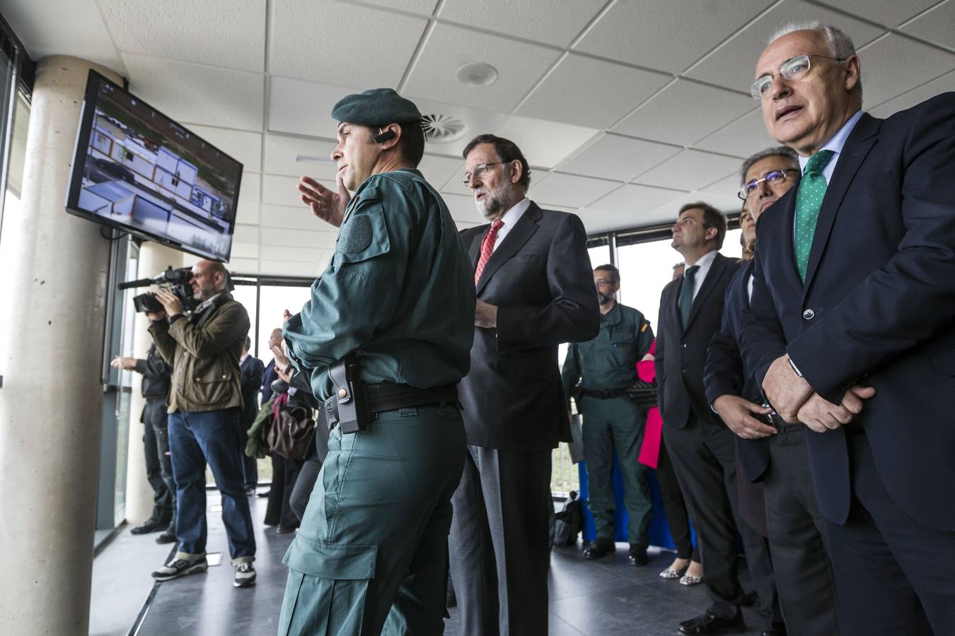 El presidente del Gobierno, Mariano Rajoy, ha presenciado un simulacro de una operación antiyihadista en el Polígono de Experiencias para Fuerzas Especiales de la Guardia Civil (PEFE), en Logroño, que ha inaugurado oficialmente junto al ministro de Interior, Juan Ignacio Zoido.