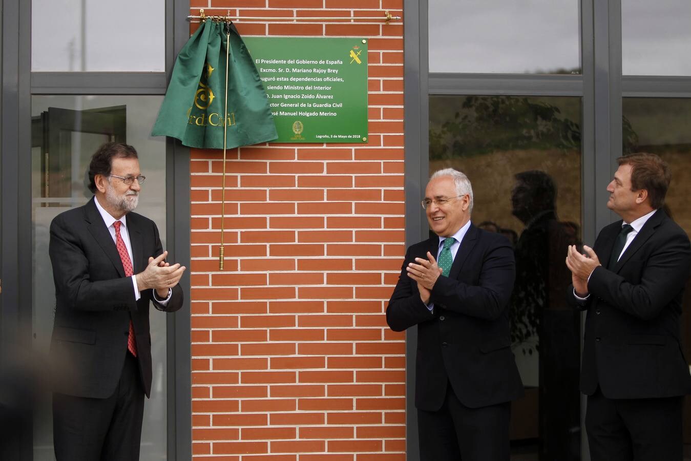 El presidente del Gobierno, Mariano Rajoy, ha presenciado un simulacro de una operación antiyihadista en el Polígono de Experiencias para Fuerzas Especiales de la Guardia Civil (PEFE), en Logroño, que ha inaugurado oficialmente junto al ministro de Interior, Juan Ignacio Zoido.