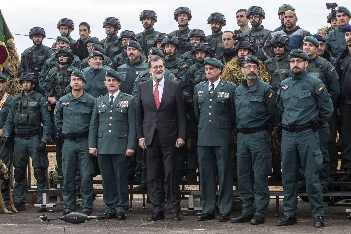 El presidente del Gobierno, Mariano Rajoy, ha presenciado un simulacro de una operación antiyihadista en el Polígono de Experiencias para Fuerzas Especiales de la Guardia Civil (PEFE), en Logroño, que ha inaugurado oficialmente junto al ministro de Interior, Juan Ignacio Zoido.