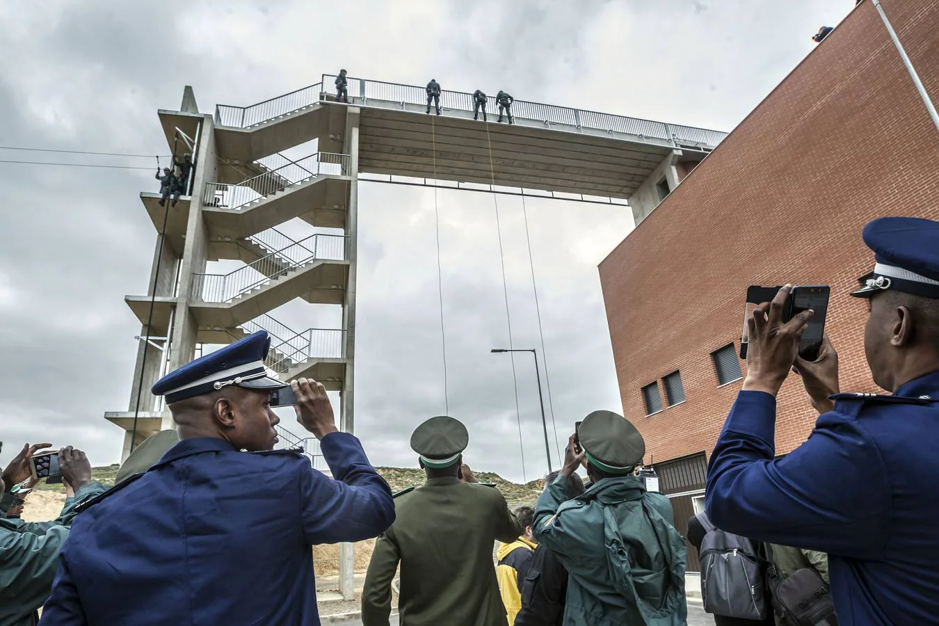 El presidente del Gobierno, Mariano Rajoy, ha presenciado un simulacro de una operación antiyihadista en el Polígono de Experiencias para Fuerzas Especiales de la Guardia Civil (PEFE), en Logroño, que ha inaugurado oficialmente junto al ministro de Interior, Juan Ignacio Zoido.