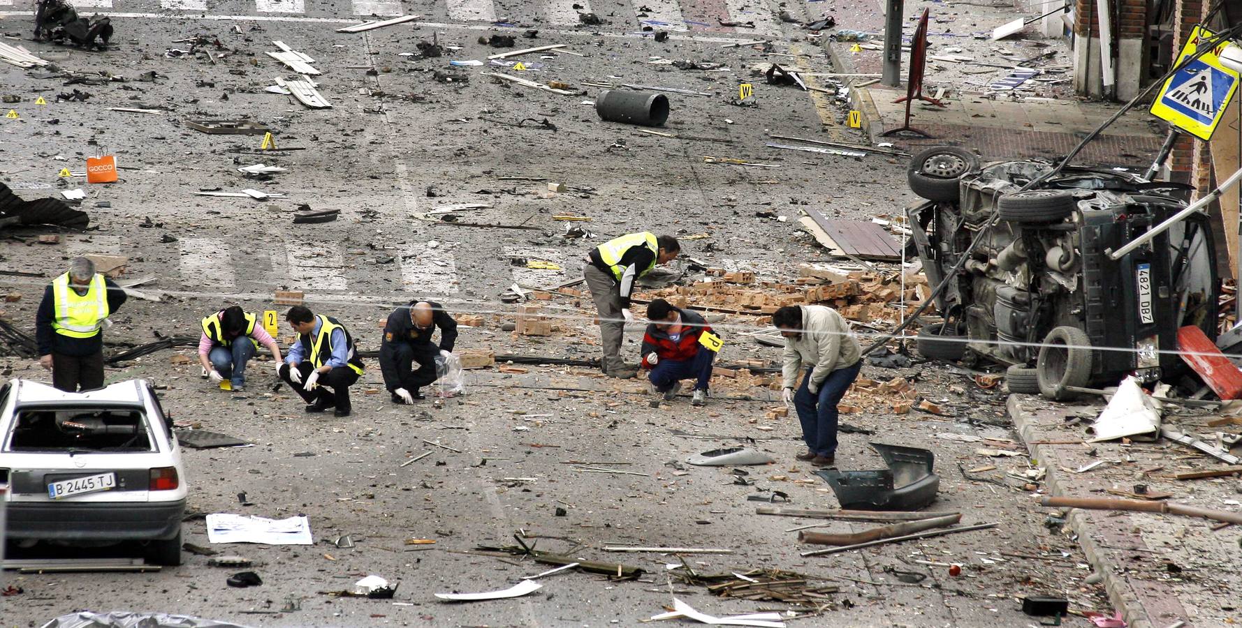 21-03-2008. Explosivo experimental en Calahorra. Expertos examinan la zona del atentado contra la casa cuartel de la Guardia Civil en Calahorra, donde ETA probó el nabotol. :: 