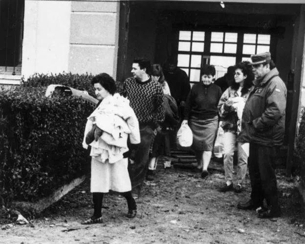 20-05-1991, Casalarreina. Las familias de la casa cuartel abandonan su hogar por los daños de la explosión. 