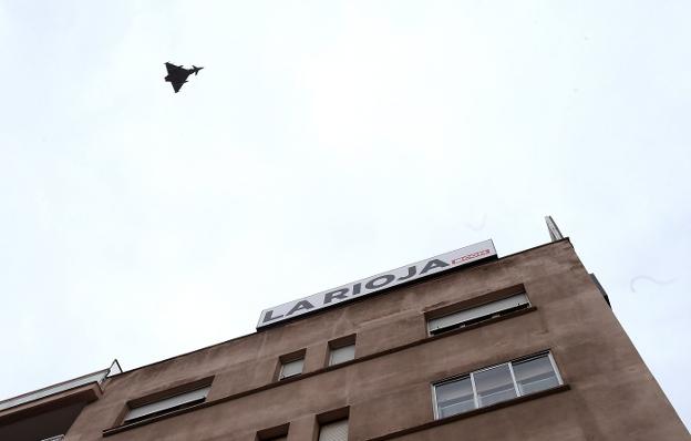 Un Eurofighter atravesando ayer el cielo de Logroño. :: j. marín