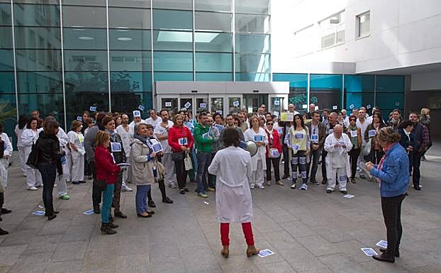 Concentración del personal del SERIS en una foto de archivo.