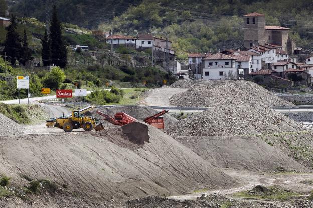 Movimientos de tierras en el entorno de Terroba para, entre otras obras, la construcción de la variante de la LR-250. :: justo rodríguez