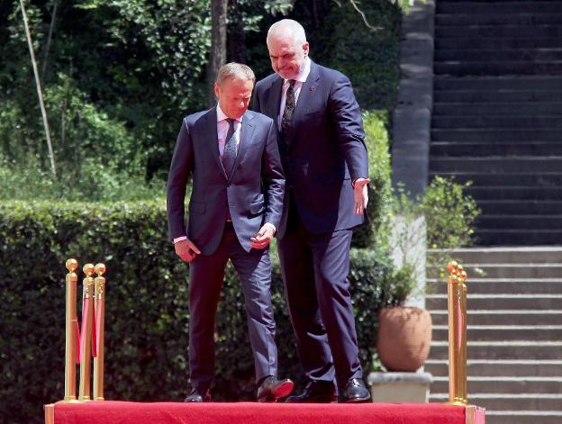 El primer ministro albanés, Edi Rama, recibe a Donald Tusk. :: efe