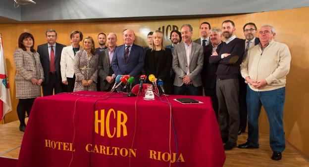 García Calzada con los miembros que integran su candidatura a la Cámara de Comercio, en la presentación el pasado 16 de abril. :: s. tercero