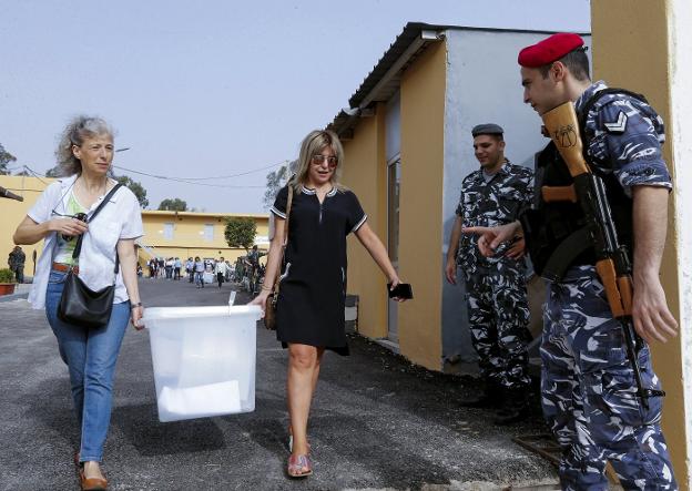 Dos funcionarias trasladan las papeletas a un centro electoral de Beirut. :: reuters