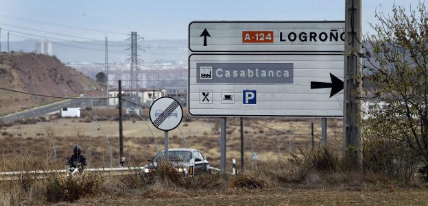  Acceso al polígono alavés de Casablanca, con Logroño al fondo. 