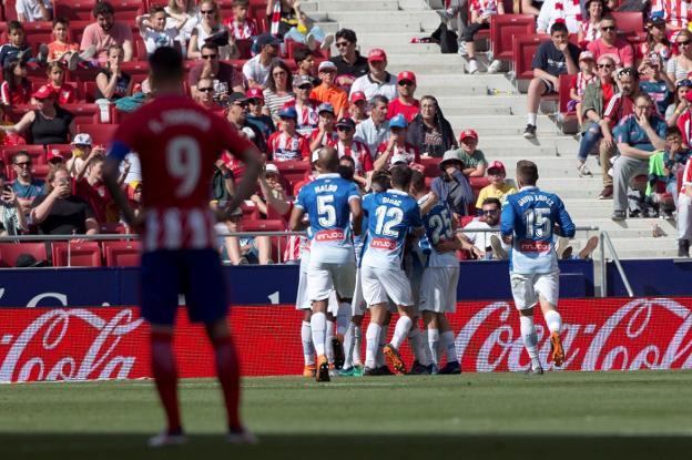 Lamento de Fernando Torres ante la celebración espanyolista. :: efe